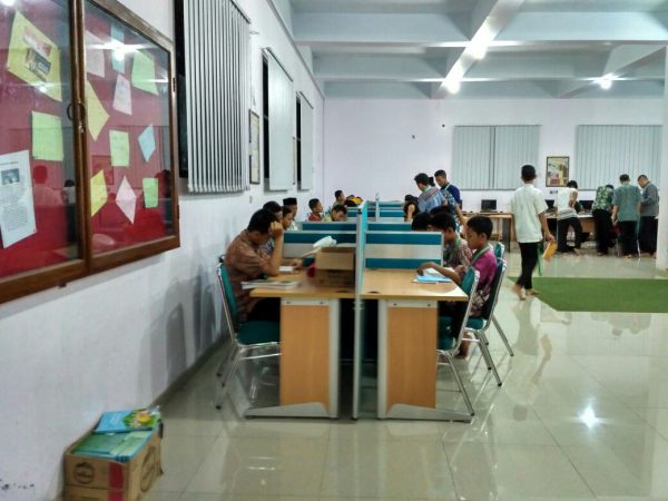 Santri sedang membaca di Perpustakaan Daar el-Qolam 2