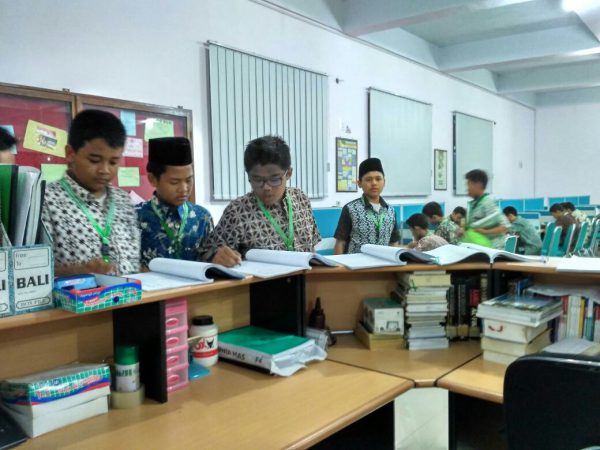 Santri sedang membaca di Perpustakaan Daar el-Qolam 2