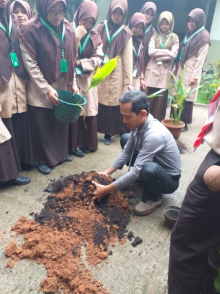 Ust. Muttaqien Mafaza dalam KBM