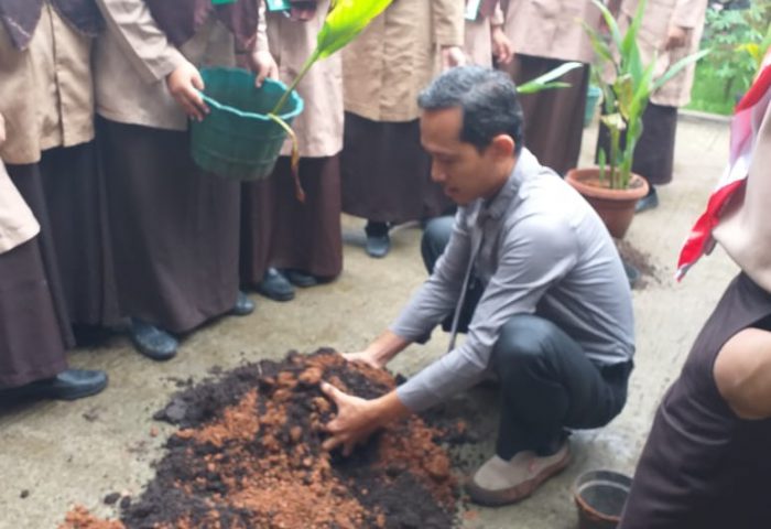 Ust. Muttaqien Mafaza dalam KBM