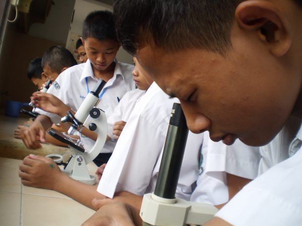 Siswa sedang melakukan kegiatan pengamatan dengan menggunakan mikroskop di laboratorium sekolah