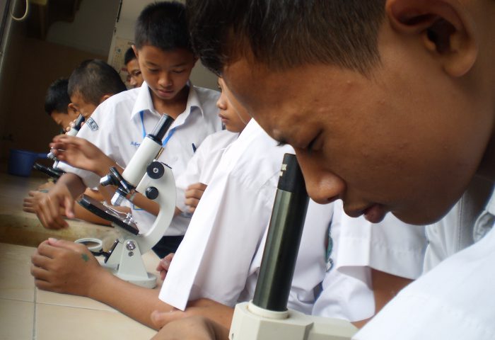 Siswa sedang melakukan kegiatan pengamatan dengan menggunakan mikroskop di laboratorium sekolah