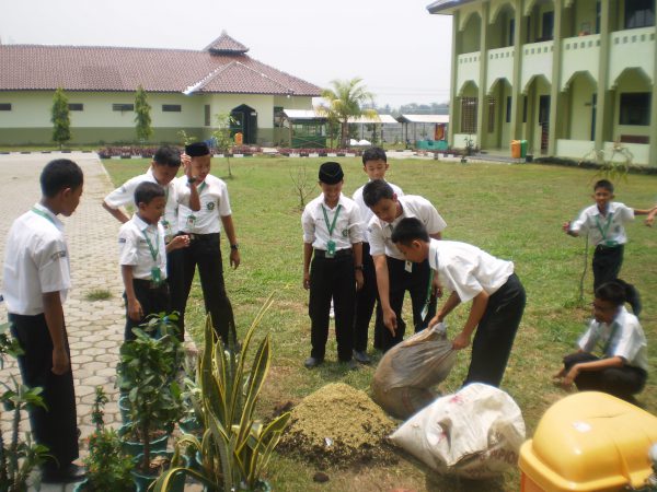 Siswa membuat media tanam